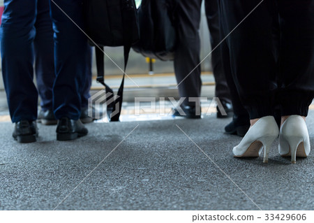 Businessmen, trains, homes, waiting, feet shooting cooperation: Keio Electric Railway Co., Ltd. 33429606