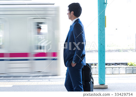 Businessman, station, home, commuting shooting cooperation: Keio Electric Railway Co., Ltd. Businessman, station, home, commuting shooting cooperation: Keio Electric Railway Co., Ltd. 33429754