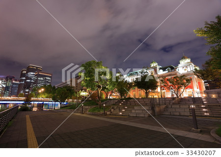 大阪市中央公共大廳和淀屋橋的夜景 大阪市中央公共大廳和淀屋橋的夜景 33430207