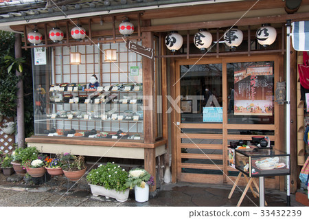 Local restaurant and grocery store 33432239