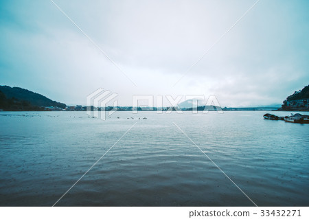 Raining day at Kawaguchiko lake in autumn season Raining day at Kawaguchiko lake in autumn season 33432271