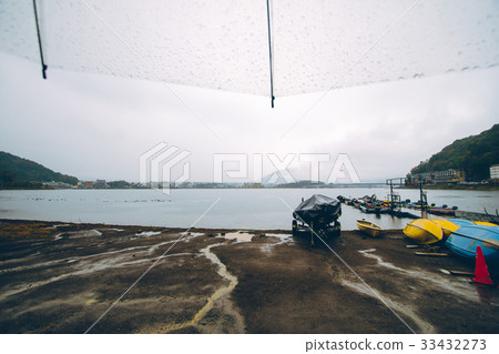 Raining day at Kawaguchiko lake in autumn season Raining day at Kawaguchiko lake in autumn season 33432273