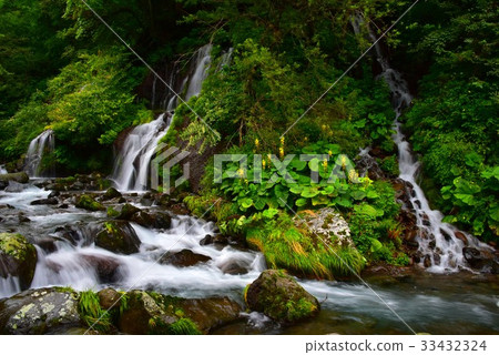 Falling waterfall of Hokuto City, Yamanashi Prefecture 33432324