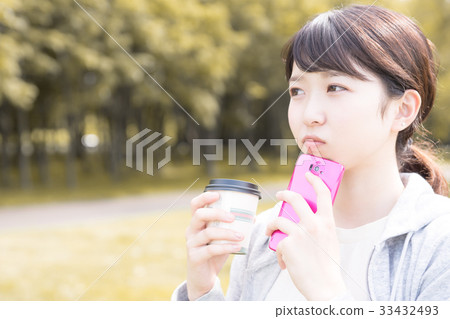有智能手機的一個少婦 33432493