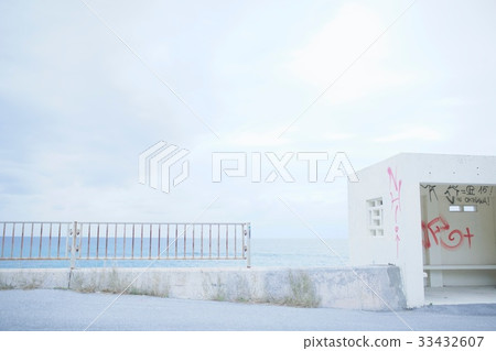 Seaside bus stop 33432607