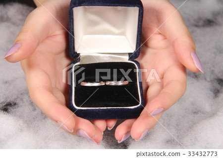 wedding ring 33432773
