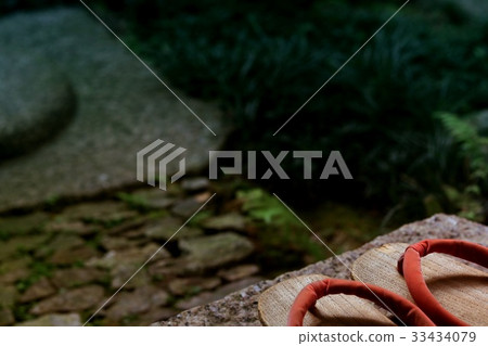 Japanese garden and geta 33434079