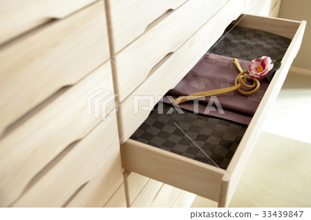 A bowl of salmon 33439847