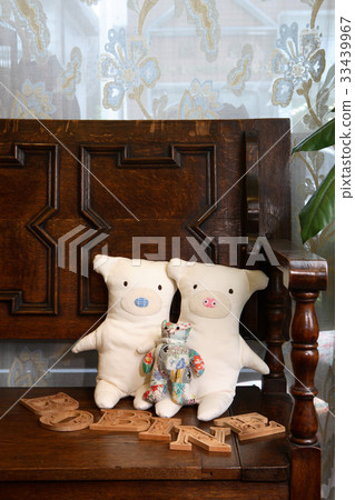 Dolls, quilts 33439967