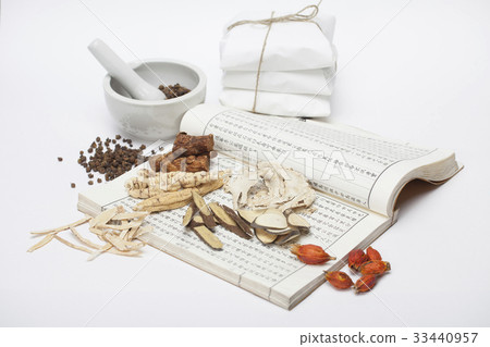 Chinese medicine, medicinal herb, bokbunja, round, Sasae, Hwanggi, licorice, Angelica, Hinoki, Gardenia 33440957