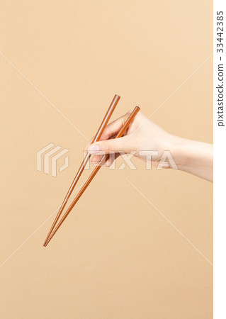 Hand, chopsticks 33442385