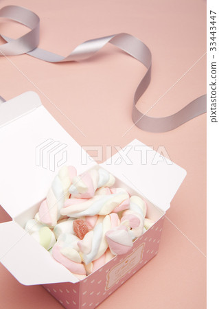 Gift box, ribbon, marshmallow 33443447