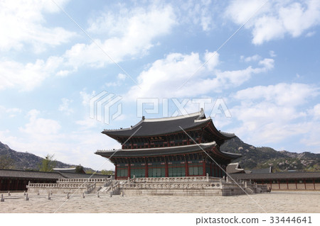 Kunjeongjeon (National Treasure No.223), Gyeongbokgung Palace, Jongno-gu, Seoul 33444641