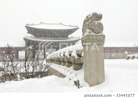 首爾鐘路區景福宮的Kunjungmun門（寶藏812號） 33445877