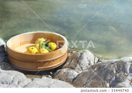 柚子熱水溫暖你的身體。露天浴池蒸汽。 33449740