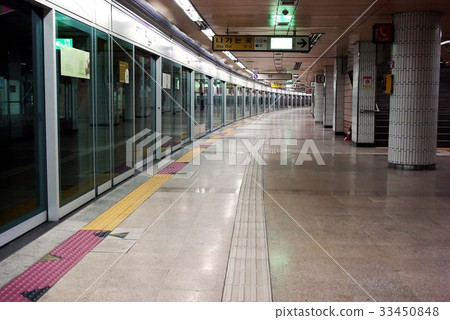 Subway station 33450848