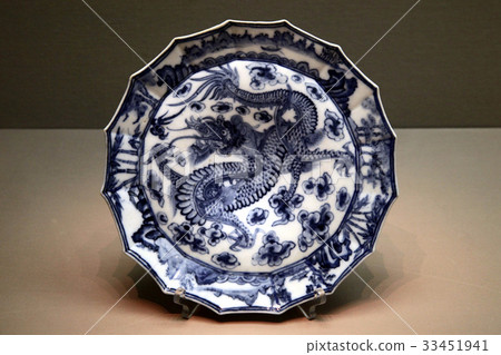 Chrysanthemum white porcelain plate (Chosun Dynasty), National Museum of Korea, Yongsan-gu, Seoul Chrysanthemum white porcelain plate (Chosun Dynasty), National Museum of Korea, Yongsan-gu, Seoul 33451941