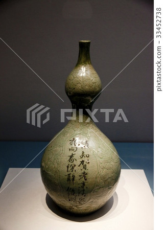 Celadon lotus flower pattern gourd pattern bottle (consideration), National Museum of Korea, Yongsan-gu, Seoul Celadon lotus flower pattern gourd pattern bottle (consideration), National Museum of Korea, Yongsan-gu, Seoul 33452738