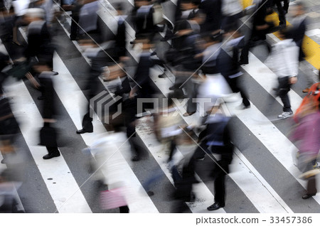 Urban people crosswalk 33457386