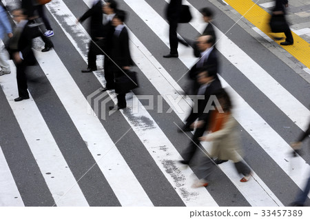 People in the city City people crossing the pedestrian crossing 33457389