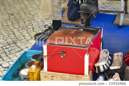 Shoes cleaning set on the street 33458466