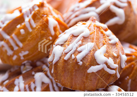 Closeup of a group of assorted cookies. 33458512
