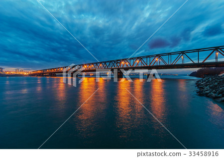 Bridge at night 33458916