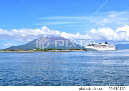 櫻島和一艘大型遊輪 櫻島和一艘大型遊輪 33459181