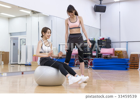 嘗試平衡球的少婦 嘗試平衡球的少婦 33459539