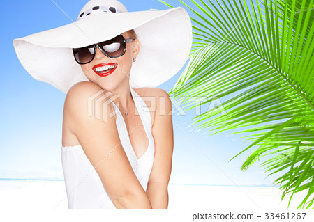 smiling girl 33461267