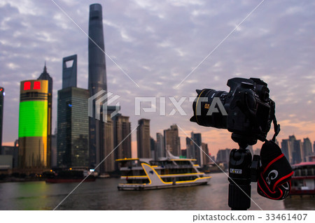 Blue sky Shanghai, financial district 33461407