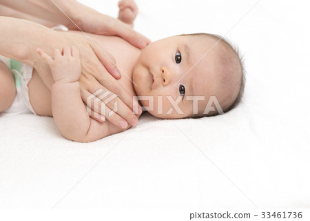 Baby massage 33461736