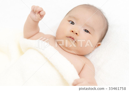 嬰兒裹著毛巾 嬰兒裹著毛巾 33461758