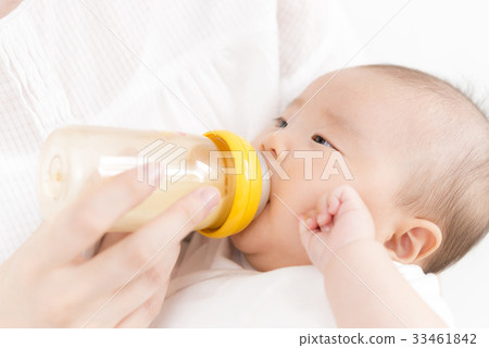 寶寶喝奶瓶裡的奶 33461842