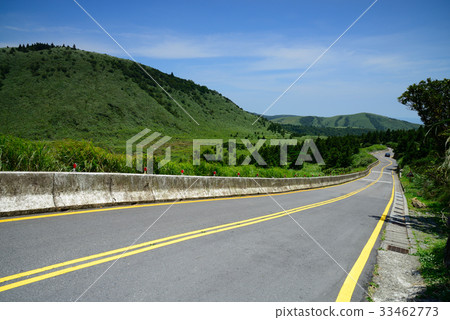 台灣 風景 山景 山路 道路 陽明山 台北 植物 樹 天空 藍天 雲彩 彎曲山路 戶外活動 休閒活動 33462773