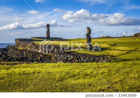 Moais statues, ahu vai ure, easter island 33463986
