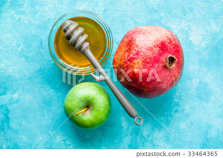 Rosh Hashanah apple, pomegranate and honey on a Rosh Hashanah apple, pomegranate and honey on a 33464365