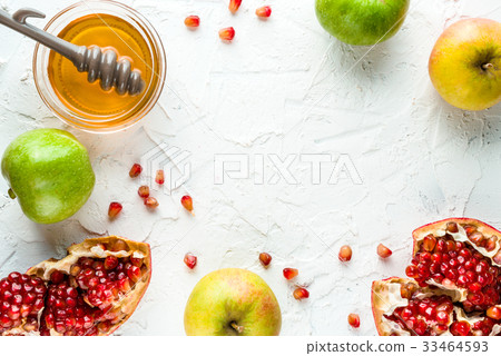 Frame of pomegranate, pomegranate seeds and apples Frame of pomegranate, pomegranate seeds and apples 33464593