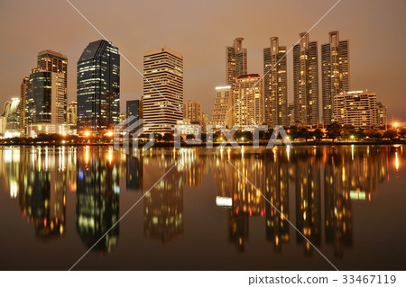 Benjakitti公園的夜景（曼谷，Ventachiti公園的夜景） 33467119