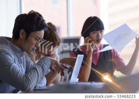 Multinational creative meeting scene 33468223