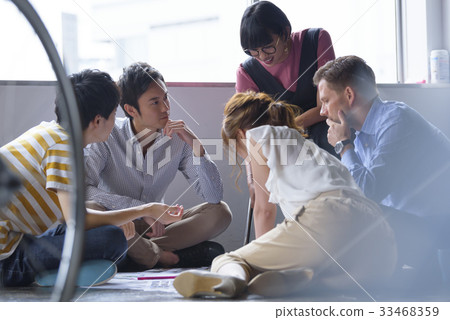 Multinational creative meeting scene Multinational creative meeting scene 33468359