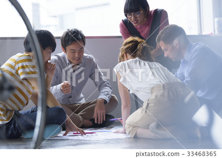 Multinational creative meeting scene Multinational creative meeting scene 33468365