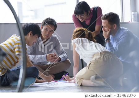 Multinational creative meeting scene Multinational creative meeting scene 33468370