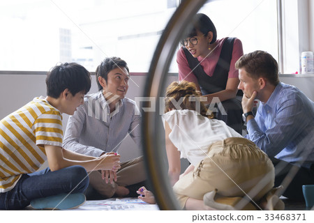 Multinational creative meeting scene Multinational creative meeting scene 33468371