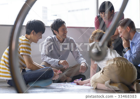 Multinational creative meeting scene Multinational creative meeting scene 33468383