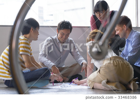 Multinational creative meeting scene Multinational creative meeting scene 33468386