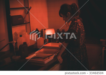 暗室 女生 女孩 33468504