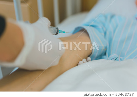 injecting, injection, syringe 33468757