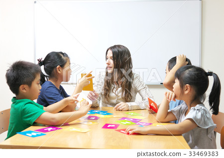 Children's English conversation class (studying words with alphabet cards) Children's English conversation class (studying words with alphabet cards) 33469383