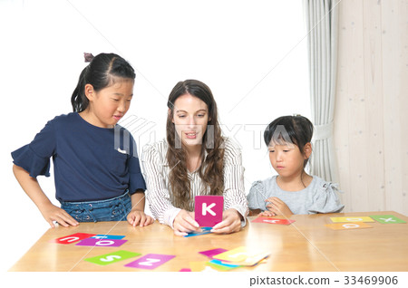 Children's English conversation class (studying words with alphabet cards) Children's English conversation class (studying words with alphabet cards) 33469906